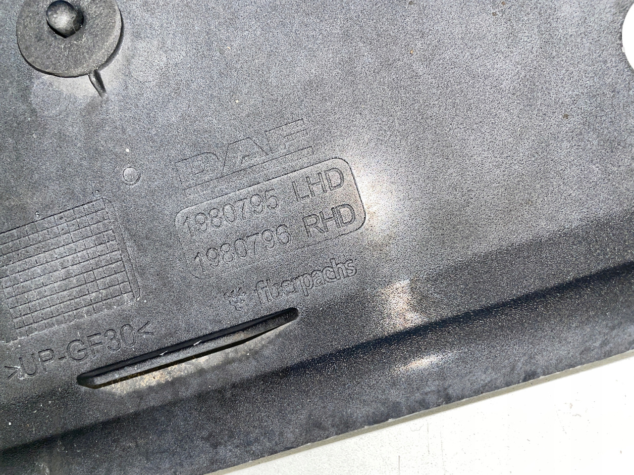 PODSZYBIE OSŁONA MASKOWNICA DAF CF 1980795 - Vetrobransko staklo za Kamion: slika 5 PODSZYBIE OSŁONA MASKOWNICA DAF CF 1980795 - Vetrobransko staklo za Kamion: slika 5