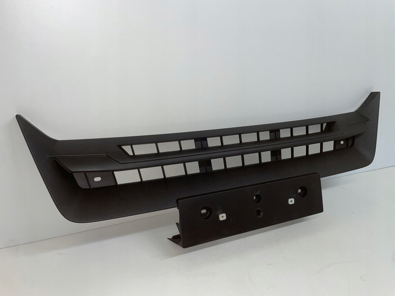 ŚRODKOWY GRILL CHROM ZDERZAKA MAN TGS TG3 TGS 3 ATRAPA 81416146086 - Prag: slika 2 ŚRODKOWY GRILL CHROM ZDERZAKA MAN TGS TG3 TGS 3 ATRAPA 81416146086 - Prag: slika 2