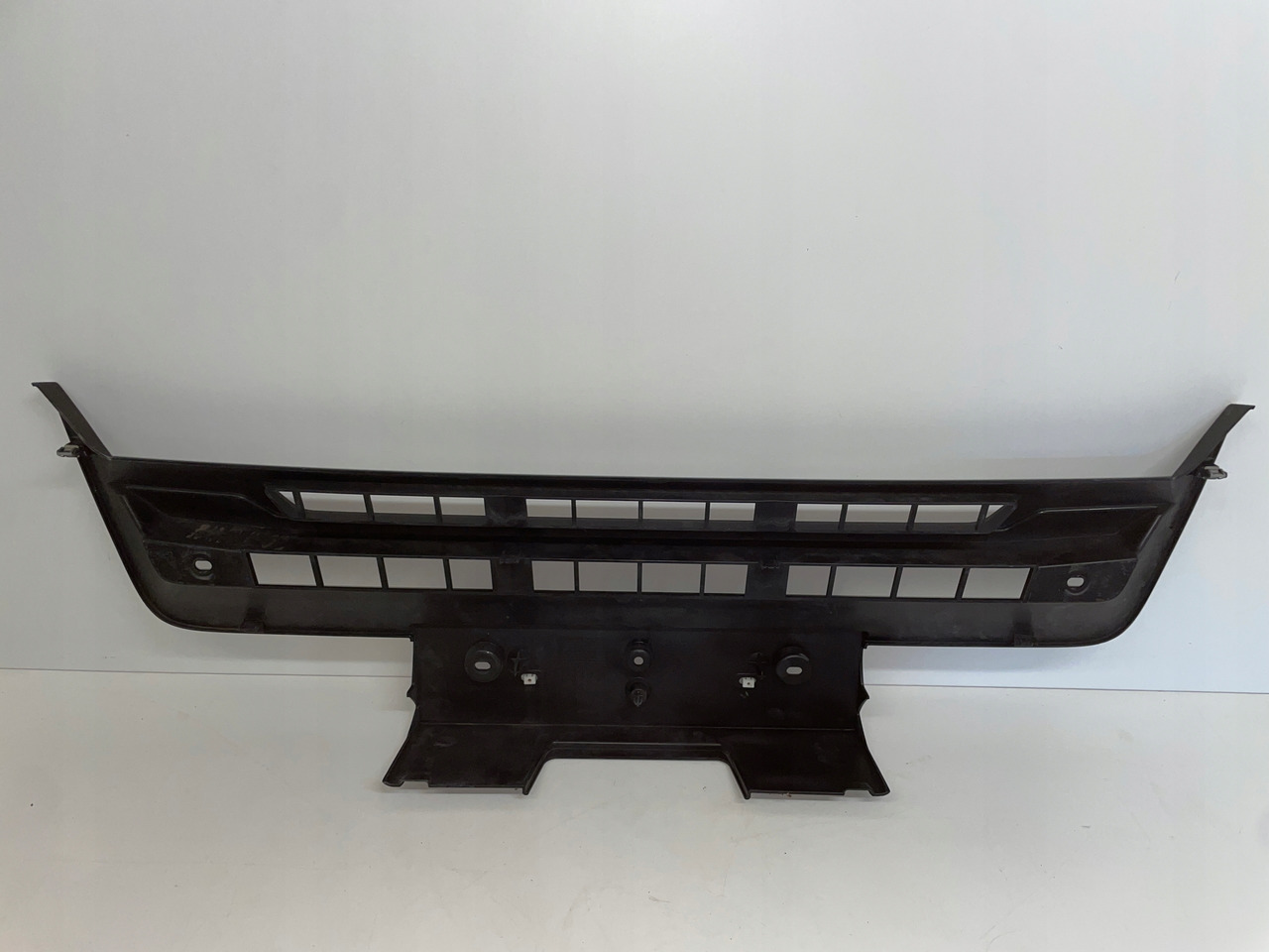 ŚRODKOWY GRILL CHROM ZDERZAKA MAN TGS TG3 TGS 3 ATRAPA 81416146086 - Prag: slika 4 ŚRODKOWY GRILL CHROM ZDERZAKA MAN TGS TG3 TGS 3 ATRAPA 81416146086 - Prag: slika 4