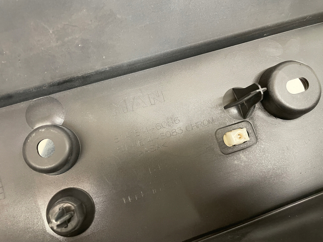 ŚRODKOWY GRILL CHROM ZDERZAKA MAN TGS TG3 TGS 3 ATRAPA 81416146086 - Prag: slika 5 ŚRODKOWY GRILL CHROM ZDERZAKA MAN TGS TG3 TGS 3 ATRAPA 81416146086 - Prag: slika 5