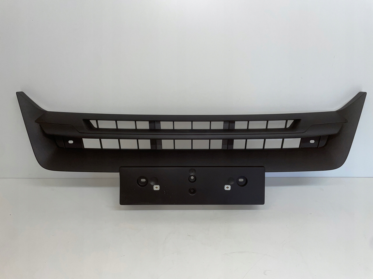 ŚRODKOWY GRILL CHROM ZDERZAKA MAN TGS TG3 TGS 3 ATRAPA 81416146086 - Prag: slika 1 ŚRODKOWY GRILL CHROM ZDERZAKA MAN TGS TG3 TGS 3 ATRAPA 81416146086 - Prag: slika 1