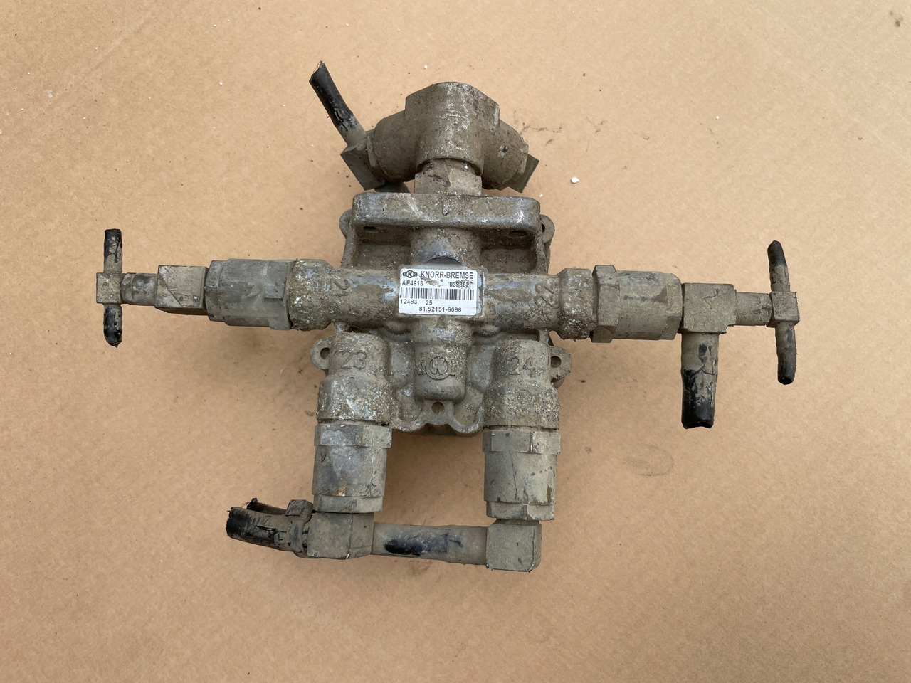 ZAWÓR CZTERODROŻNY MAN TGX TGS TGA 81521516096 - Kočioni ventil za Kamion: slika 1 ZAWÓR CZTERODROŻNY MAN TGX TGS TGA 81521516096 - Kočioni ventil za Kamion: slika 1