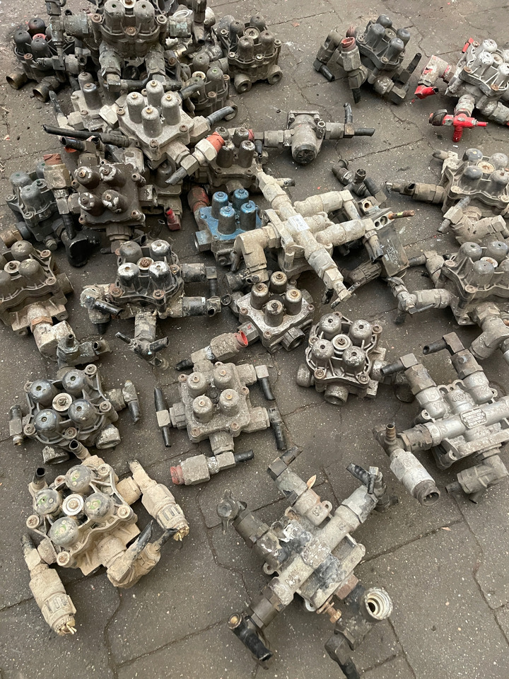 ZAWÓR CZTERODROŻNY MAN TGX TGS TGA 81521516096 - Kočioni ventil za Kamion: slika 3 ZAWÓR CZTERODROŻNY MAN TGX TGS TGA 81521516096 - Kočioni ventil za Kamion: slika 3