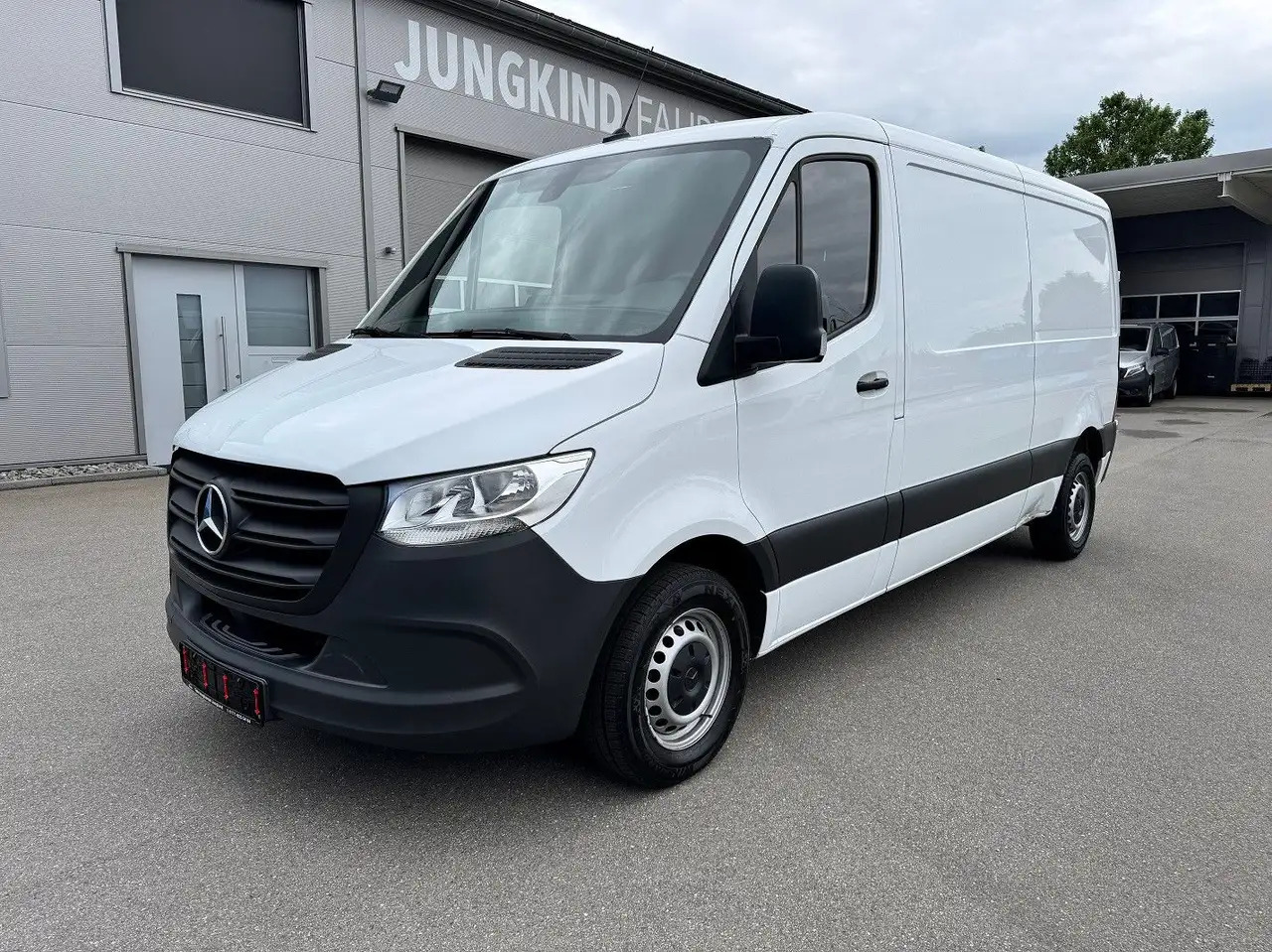 Mercedes-Benz Sprinter 215 CDI Flach Lang Klima FWD - Furgon: slika 1 Mercedes-Benz Sprinter 215 CDI Flach Lang Klima FWD - Furgon: slika 1