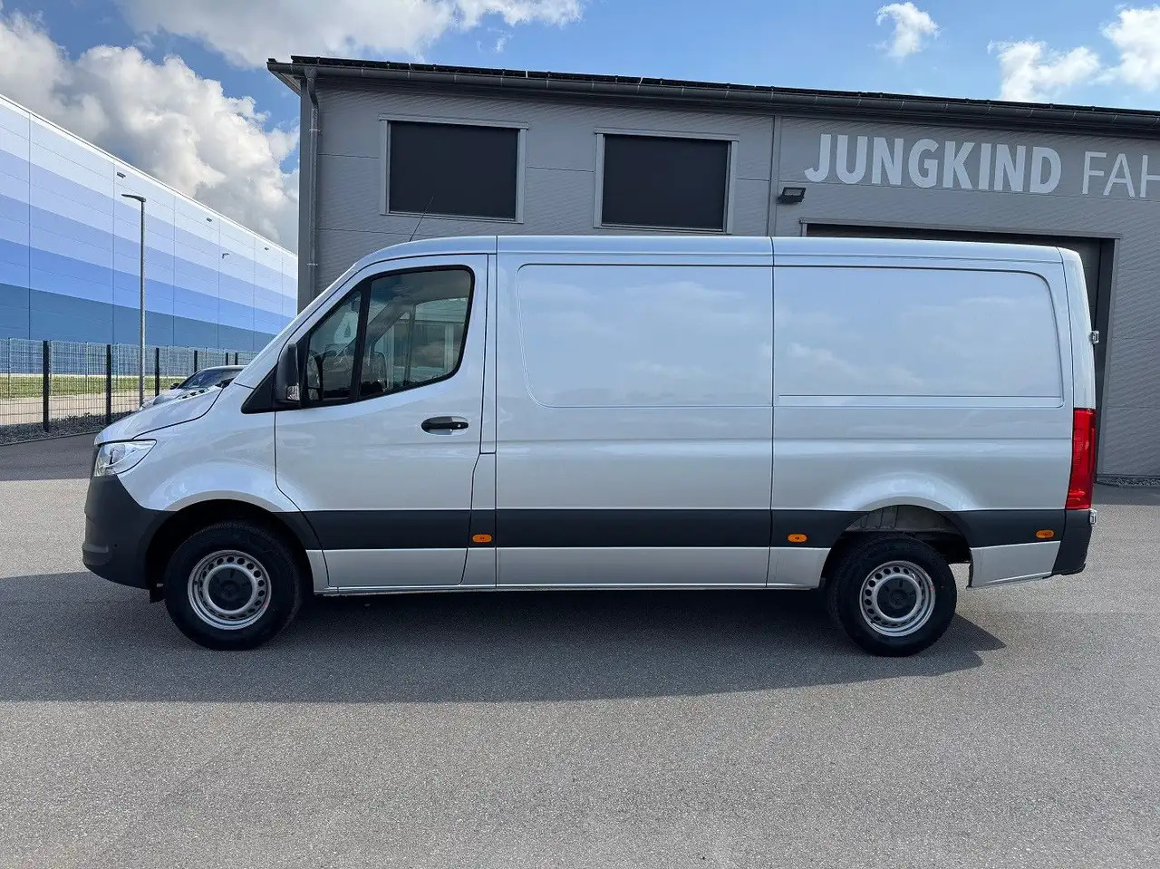 Mercedes-Benz Sprinter 317 CDI Lang Silber MBUX RWD Klima - Furgon: slika 3 Mercedes-Benz Sprinter 317 CDI Lang Silber MBUX RWD Klima - Furgon: slika 3