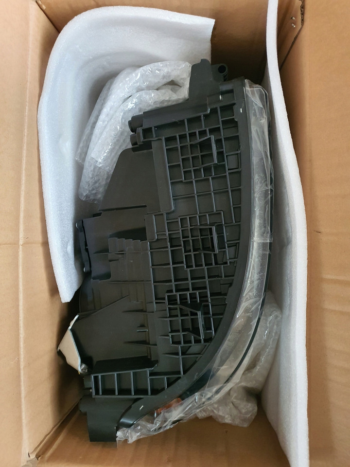 NOWY REFLEKTOR VOLVO FH4 PRAWY - Prednja svetla za Kamion: slika 3 NOWY REFLEKTOR VOLVO FH4 PRAWY - Prednja svetla za Kamion: slika 3