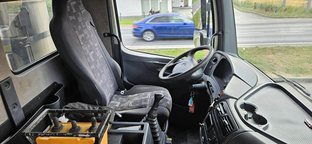 Kamion sa dizalicom MERCEDES-BENZ Axor 1833 4x4: slika 13 Kamion sa dizalicom MERCEDES-BENZ Axor 1833 4x4: slika 13