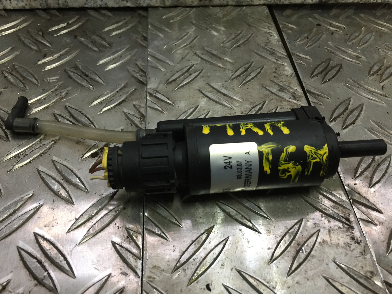 Gebrauchter Scheibenwaschmotor MAN TGM 15.280, Artikel - Nr.: 81.26485-6033 - Vetrobransko staklo za Kamion: slika 1 Gebrauchter Scheibenwaschmotor MAN TGM 15.280, Artikel - Nr.: 81.26485-6033 - Vetrobransko staklo za Kamion: slika 1