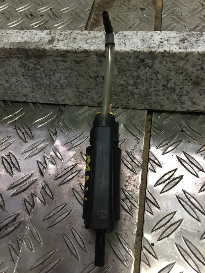 Gebrauchter Scheibenwaschmotor MAN TGM 15.280, Artikel - Nr.: 81.26485-6033 - Vetrobransko staklo za Kamion: slika 2 Gebrauchter Scheibenwaschmotor MAN TGM 15.280, Artikel - Nr.: 81.26485-6033 - Vetrobransko staklo za Kamion: slika 2