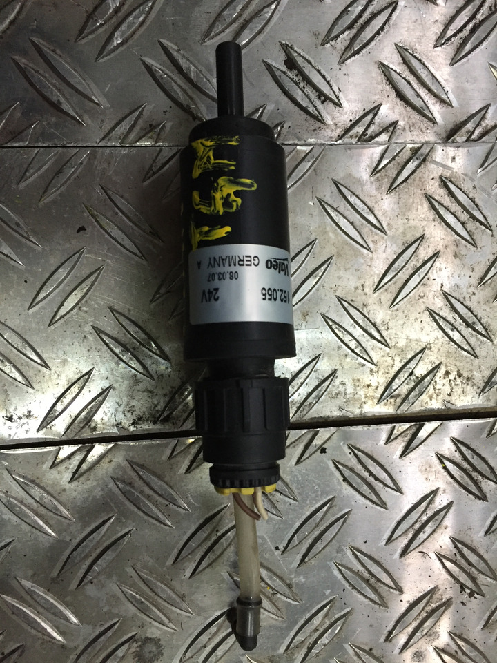 Gebrauchter Scheibenwaschmotor MAN TGM 15.280, Artikel - Nr.: 81.26485-6033 - Vetrobransko staklo za Kamion: slika 3 Gebrauchter Scheibenwaschmotor MAN TGM 15.280, Artikel - Nr.: 81.26485-6033 - Vetrobransko staklo za Kamion: slika 3