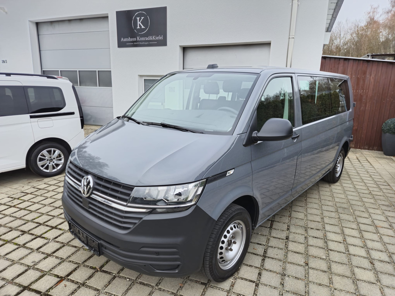 VOLKSWAGEN T6.1 Transporter Kombi LR/Navi/AppCon./6-Sitzer - Putnički kombi: slika 1 VOLKSWAGEN T6.1 Transporter Kombi LR/Navi/AppCon./6-Sitzer - Putnički kombi: slika 1