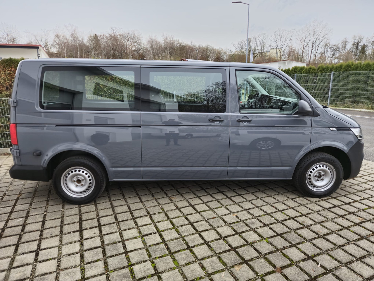 VOLKSWAGEN T6.1 Transporter Kombi LR/Navi/AppCon./6-Sitzer - Putnički kombi: slika 4 VOLKSWAGEN T6.1 Transporter Kombi LR/Navi/AppCon./6-Sitzer - Putnički kombi: slika 4