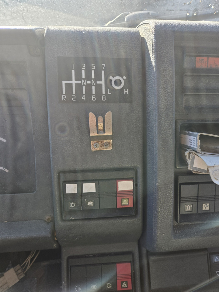 Istovarivač, Kamion sa dizalicom Renault G300 / 4x4: slika 11