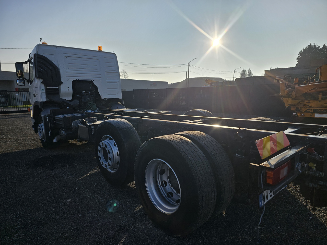 VOLVO FM400 - Kamion sa golom šasijom i zatvorenom kabinom: slika 4 VOLVO FM400 - Kamion sa golom šasijom i zatvorenom kabinom: slika 4