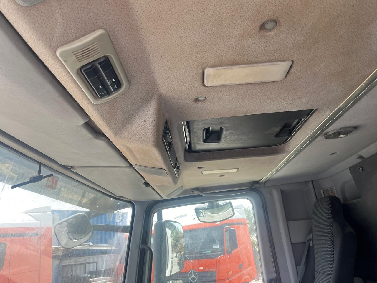 MERCEDES-BENZ Actros 3340 - Kamion sa golom šasijom i zatvorenom kabinom: slika 5 MERCEDES-BENZ Actros 3340 - Kamion sa golom šasijom i zatvorenom kabinom: slika 5