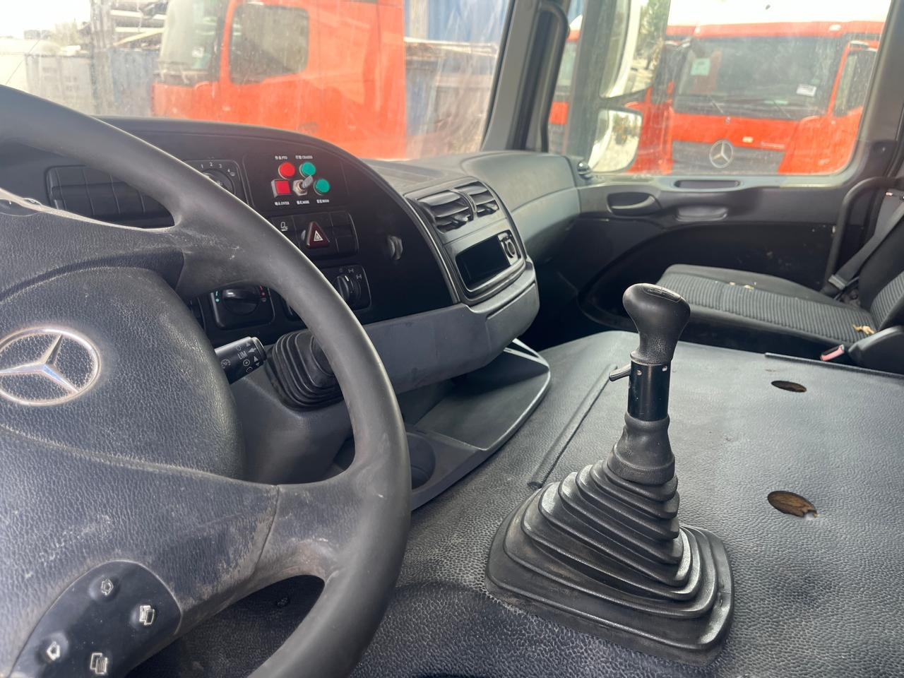 MERCEDES-BENZ Actros 3340 - Kamion sa golom šasijom i zatvorenom kabinom: slika 4 MERCEDES-BENZ Actros 3340 - Kamion sa golom šasijom i zatvorenom kabinom: slika 4