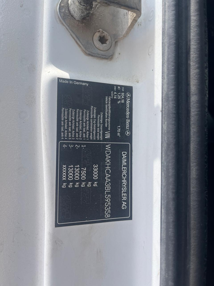 MERCEDES-BENZ Actros 3340 - Kamion sa golom šasijom i zatvorenom kabinom: slika 3 MERCEDES-BENZ Actros 3340 - Kamion sa golom šasijom i zatvorenom kabinom: slika 3