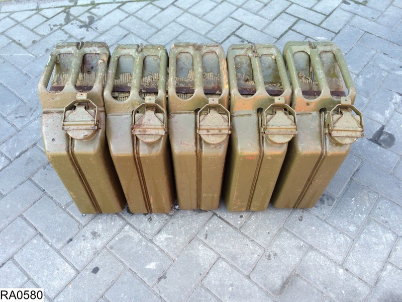 Fruehauf gesloten bak Estimated 3000 Jerrycans - Poluprikolica sa zatvorenim sandukom: slika 4 Fruehauf gesloten bak Estimated 3000 Jerrycans - Poluprikolica sa zatvorenim sandukom: slika 4