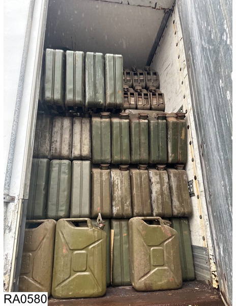 Fruehauf gesloten bak Estimated 3000 Jerrycans - Poluprikolica sa zatvorenim sandukom: slika 5 Fruehauf gesloten bak Estimated 3000 Jerrycans - Poluprikolica sa zatvorenim sandukom: slika 5