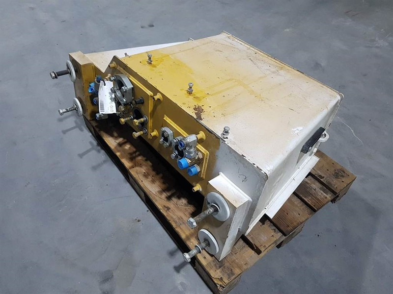 Cat 950H - Tank/Behälter/Reservoir - Hidraulika: slika 2 Cat 950H - Tank/Behälter/Reservoir - Hidraulika: slika 2
