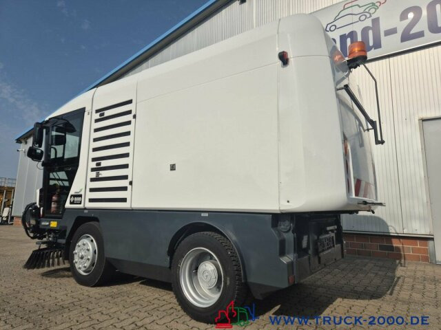 Ravo 540 3 Besen Sweeper 62 km/h Autobahn fähig - Autočistilica: slika 4 Ravo 540 3 Besen Sweeper 62 km/h Autobahn fähig - Autočistilica: slika 4