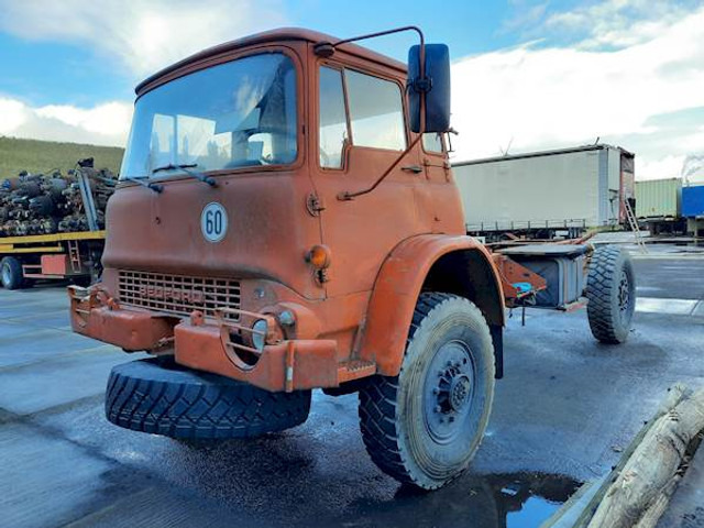 Bedford MJP2 4X4 - Kamion sa golom šasijom i zatvorenom kabinom: slika 1 Bedford MJP2 4X4 - Kamion sa golom šasijom i zatvorenom kabinom: slika 1