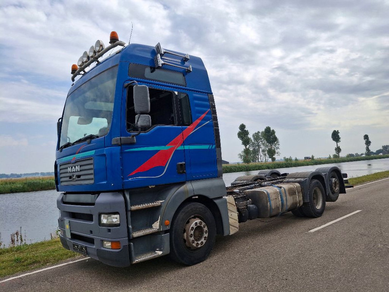 MAN TGA 26.390 6X2 - Kamion sa golom šasijom i zatvorenom kabinom: slika 1 MAN TGA 26.390 6X2 - Kamion sa golom šasijom i zatvorenom kabinom: slika 1
