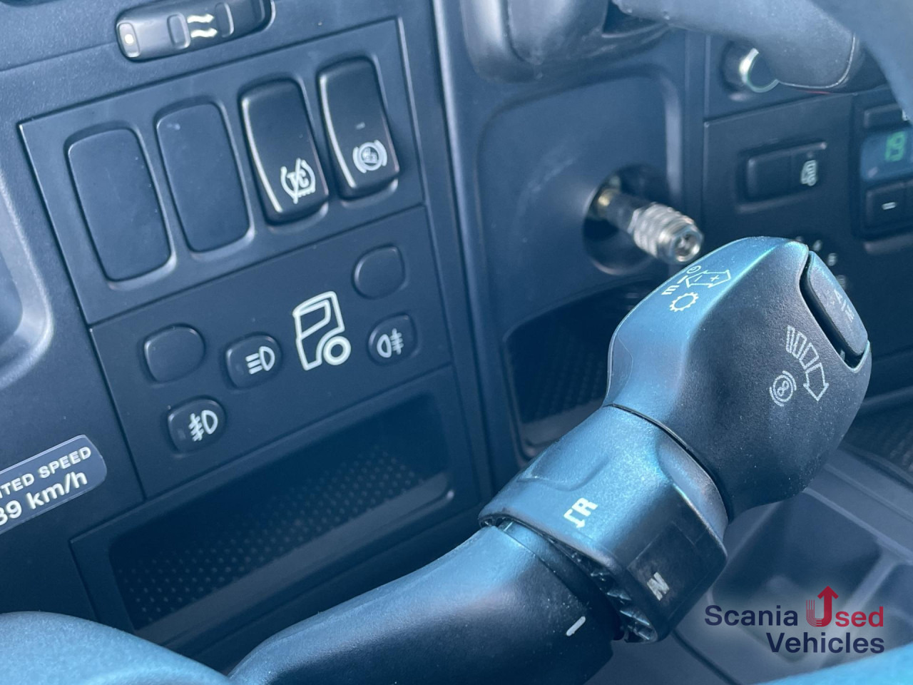 SCANIA P 320 DB4x2MNB RETARDER FULL AIR CURTAIN TAILLIFT - Kamion sa tovarnim sandukom: slika 3 SCANIA P 320 DB4x2MNB RETARDER FULL AIR CURTAIN TAILLIFT - Kamion sa tovarnim sandukom: slika 3