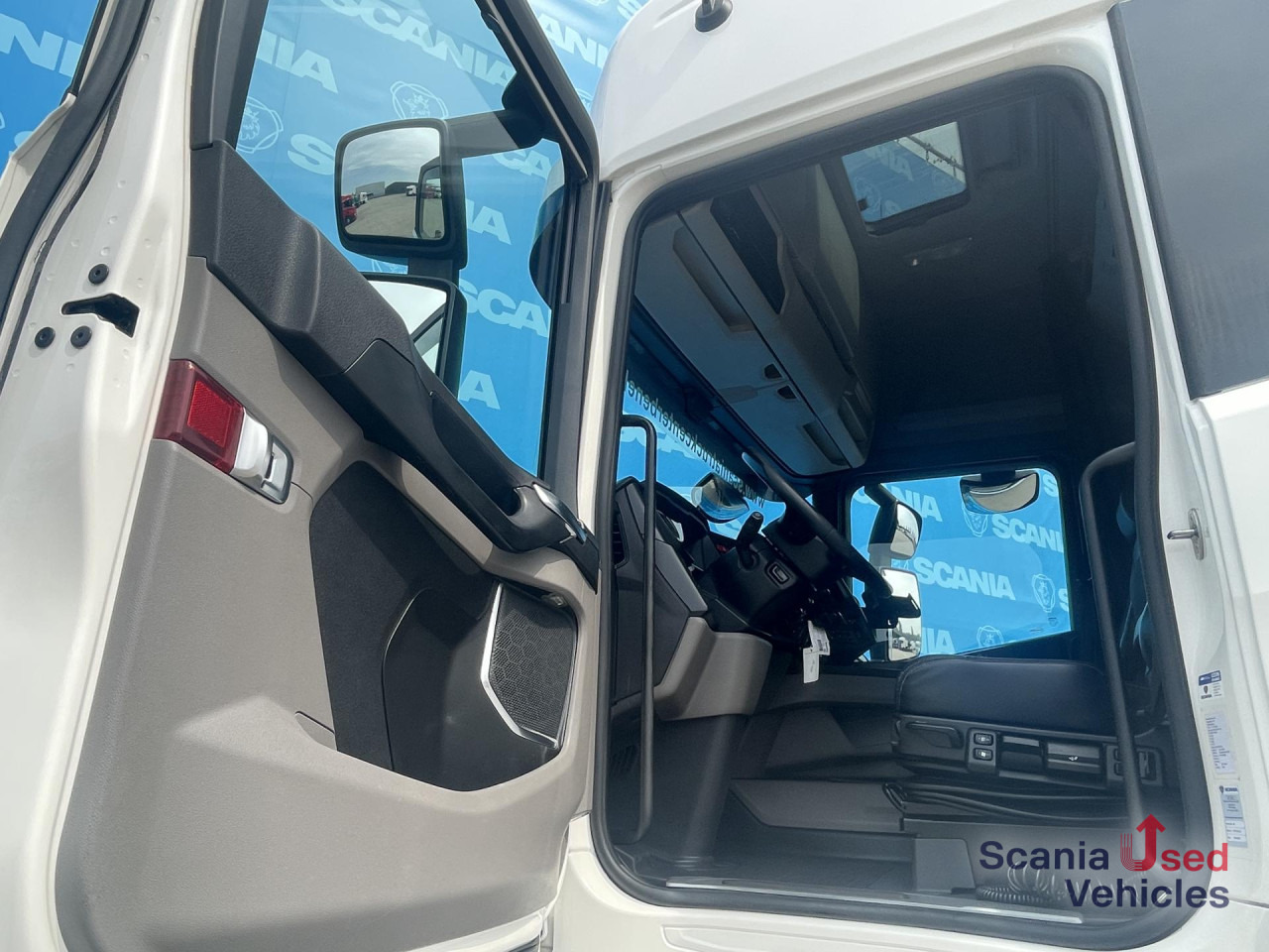 SCANIA R 450 A4x2NB DIFF-L RETARDER FULL AIR 8T LEATHER - Tegljač: slika 2 SCANIA R 450 A4x2NB DIFF-L RETARDER FULL AIR 8T LEATHER - Tegljač: slika 2
