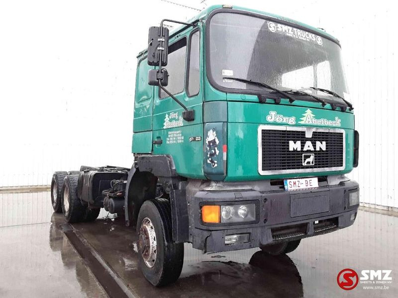 MAN 27.403 6x6 - Kamion sa golom šasijom i zatvorenom kabinom: slika 1 MAN 27.403 6x6 - Kamion sa golom šasijom i zatvorenom kabinom: slika 1