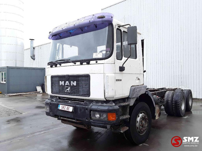 MAN 33.343 6x4 chassis - Kamion sa golom šasijom i zatvorenom kabinom: slika 3 MAN 33.343 6x4 chassis - Kamion sa golom šasijom i zatvorenom kabinom: slika 3