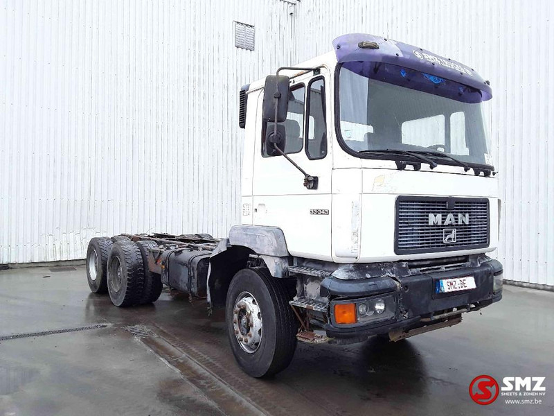 MAN 33.343 6x4 chassis - Kamion sa golom šasijom i zatvorenom kabinom: slika 1 MAN 33.343 6x4 chassis - Kamion sa golom šasijom i zatvorenom kabinom: slika 1