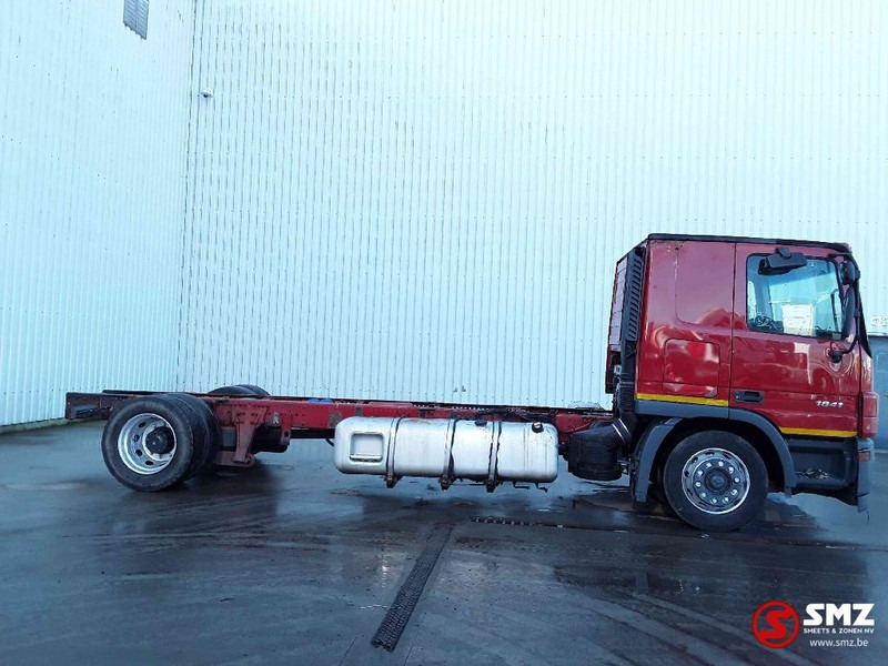 Mercedes-Benz Actros 1841 - Kamion sa golom šasijom i zatvorenom kabinom: slika 4 Mercedes-Benz Actros 1841 - Kamion sa golom šasijom i zatvorenom kabinom: slika 4