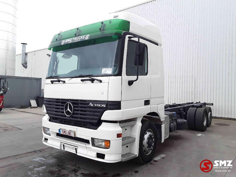 Mercedes-Benz Actros 2535 - Kamion sa golom šasijom i zatvorenom kabinom: slika 3 Mercedes-Benz Actros 2535 - Kamion sa golom šasijom i zatvorenom kabinom: slika 3