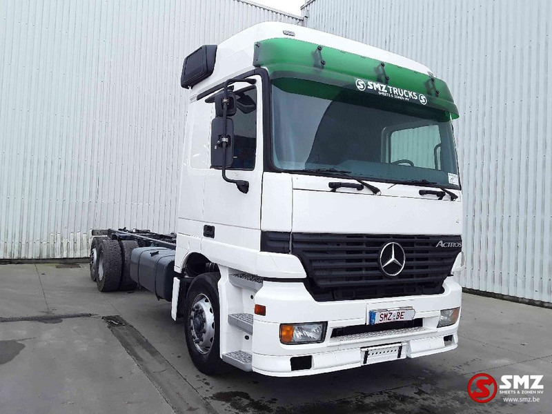 Mercedes-Benz Actros 2535 - Kamion sa golom šasijom i zatvorenom kabinom: slika 1 Mercedes-Benz Actros 2535 - Kamion sa golom šasijom i zatvorenom kabinom: slika 1