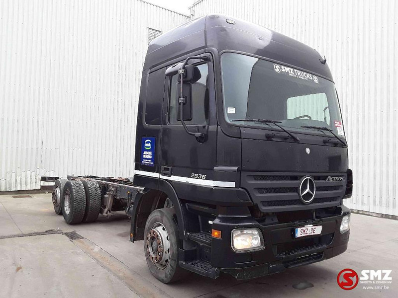 Mercedes-Benz Actros 2536 - Kamion sa golom šasijom i zatvorenom kabinom: slika 1 Mercedes-Benz Actros 2536 - Kamion sa golom šasijom i zatvorenom kabinom: slika 1