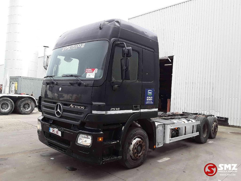 Mercedes-Benz Actros 2536 - Kamion sa golom šasijom i zatvorenom kabinom: slika 3 Mercedes-Benz Actros 2536 - Kamion sa golom šasijom i zatvorenom kabinom: slika 3