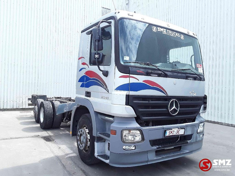 Mercedes-Benz Actros 2541 manual 6x2 - Kamion sa golom šasijom i zatvorenom kabinom: slika 1 Mercedes-Benz Actros 2541 manual 6x2 - Kamion sa golom šasijom i zatvorenom kabinom: slika 1