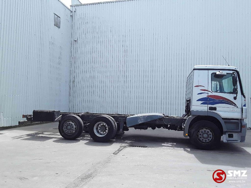 Mercedes-Benz Actros 2541 manual 6x2 - Kamion sa golom šasijom i zatvorenom kabinom: slika 4 Mercedes-Benz Actros 2541 manual 6x2 - Kamion sa golom šasijom i zatvorenom kabinom: slika 4