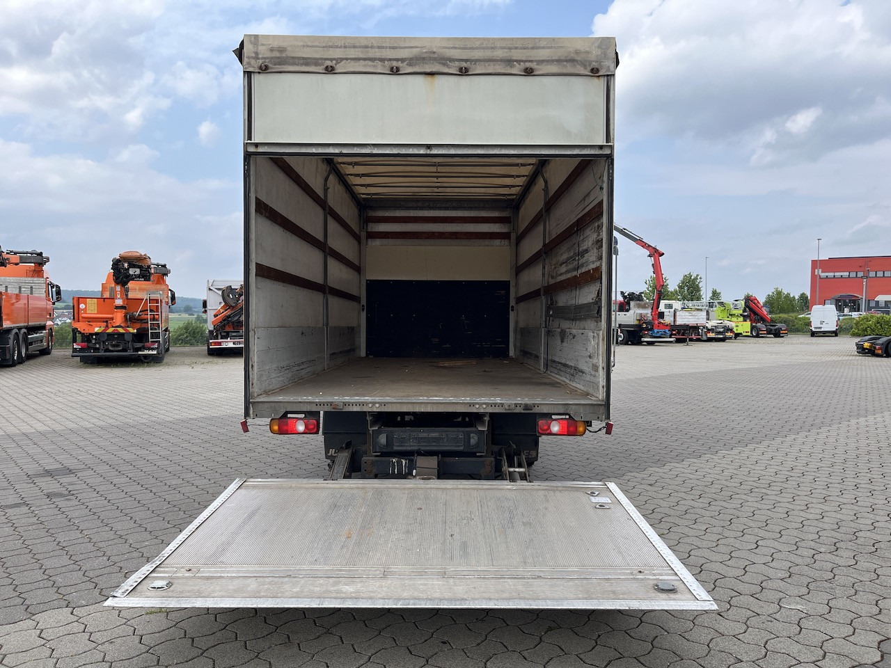 FUSO Canter 7C18 4x2 Ladebordwand Getriebeschaden - Dostavno vozilo sa ceradom: slika 3 FUSO Canter 7C18 4x2 Ladebordwand Getriebeschaden - Dostavno vozilo sa ceradom: slika 3