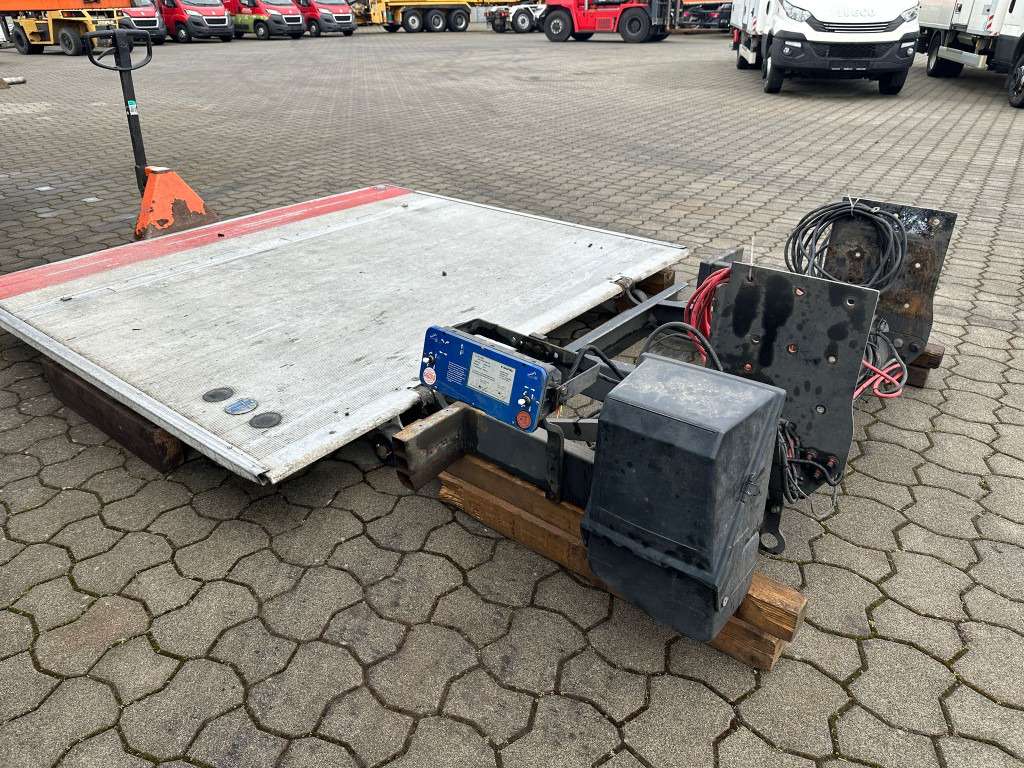 Iveco Koffer 8,80 m + Ladebordwand 1,5t - Dostavno vozilo sa zatvorenim sandukom: slika 2 Iveco Koffer 8,80 m + Ladebordwand 1,5t - Dostavno vozilo sa zatvorenim sandukom: slika 2