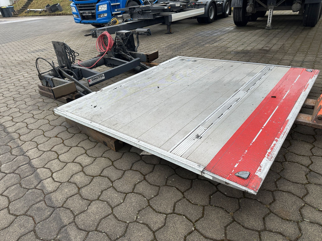 Iveco Koffer 8,80 m + Ladebordwand 1,5t - Dostavno vozilo sa zatvorenim sandukom: slika 5 Iveco Koffer 8,80 m + Ladebordwand 1,5t - Dostavno vozilo sa zatvorenim sandukom: slika 5