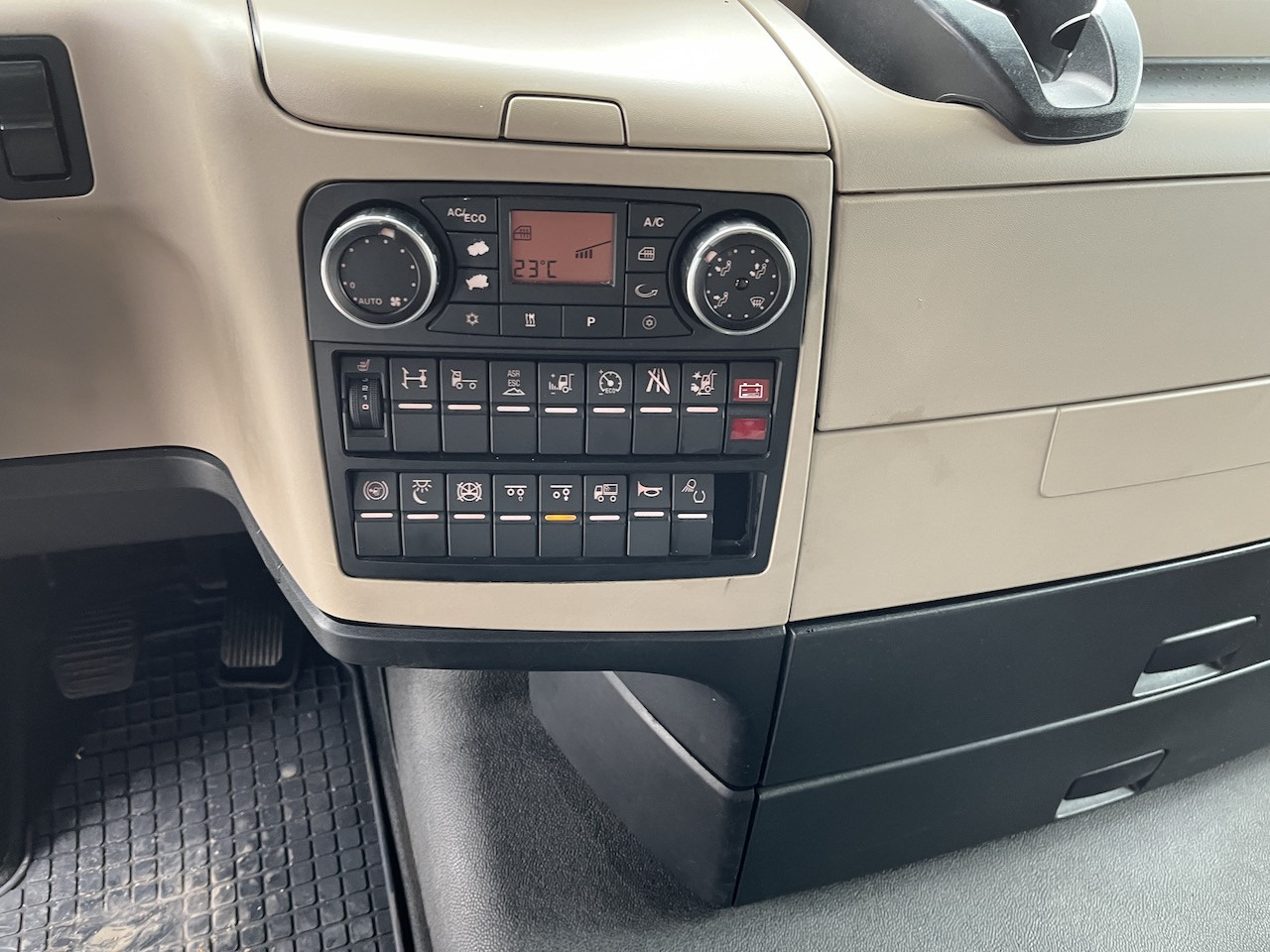 MAN TGX 26.500 6x2 Fahrgestell Lenk-Liftachse AHK - Kamion: slika 2 MAN TGX 26.500 6x2 Fahrgestell Lenk-Liftachse AHK - Kamion: slika 2