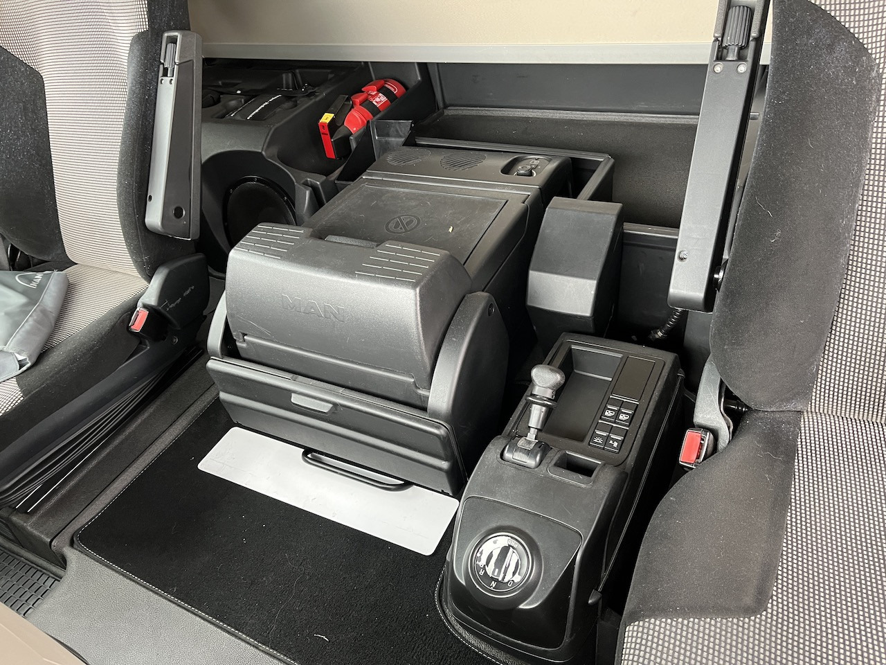 MAN TGX 26.500 6x2 Fahrgestell Lenk-Liftachse AHK - Kamion sa golom šasijom i zatvorenom kabinom: slika 3 MAN TGX 26.500 6x2 Fahrgestell Lenk-Liftachse AHK - Kamion sa golom šasijom i zatvorenom kabinom: slika 3