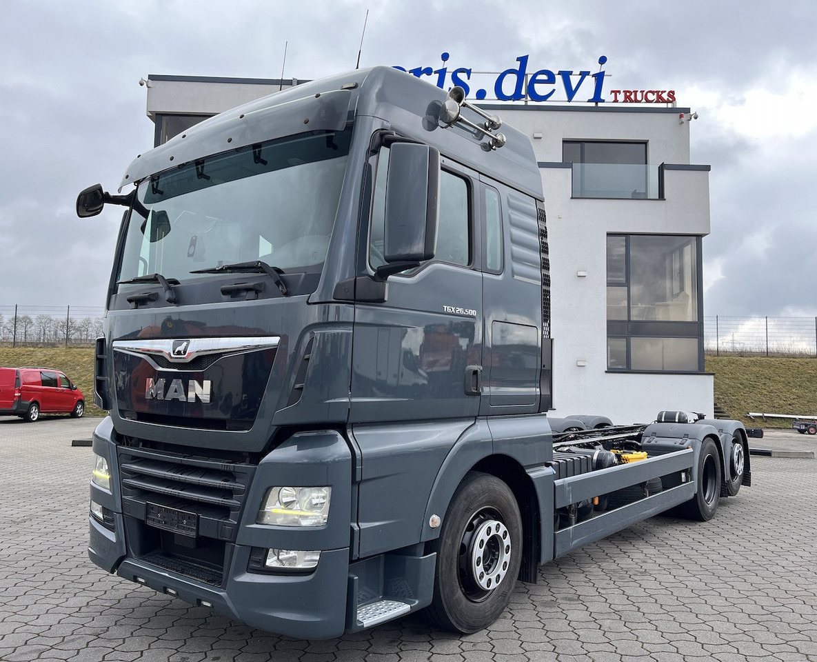 MAN TGX 26.500 6x2 Fahrgestell Lenk-Liftachse AHK - Kamion sa golom šasijom i zatvorenom kabinom: slika 1 MAN TGX 26.500 6x2 Fahrgestell Lenk-Liftachse AHK - Kamion sa golom šasijom i zatvorenom kabinom: slika 1