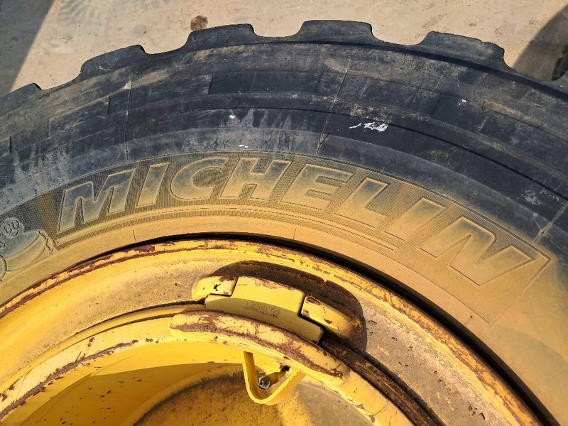 Komatsu WA380 4x RIM ASSY 423-30-62201 - Шины и диски za Građevinska mašina: slika 4 Komatsu WA380 4x RIM ASSY 423-30-62201 - Шины и диски za Građevinska mašina: slika 4