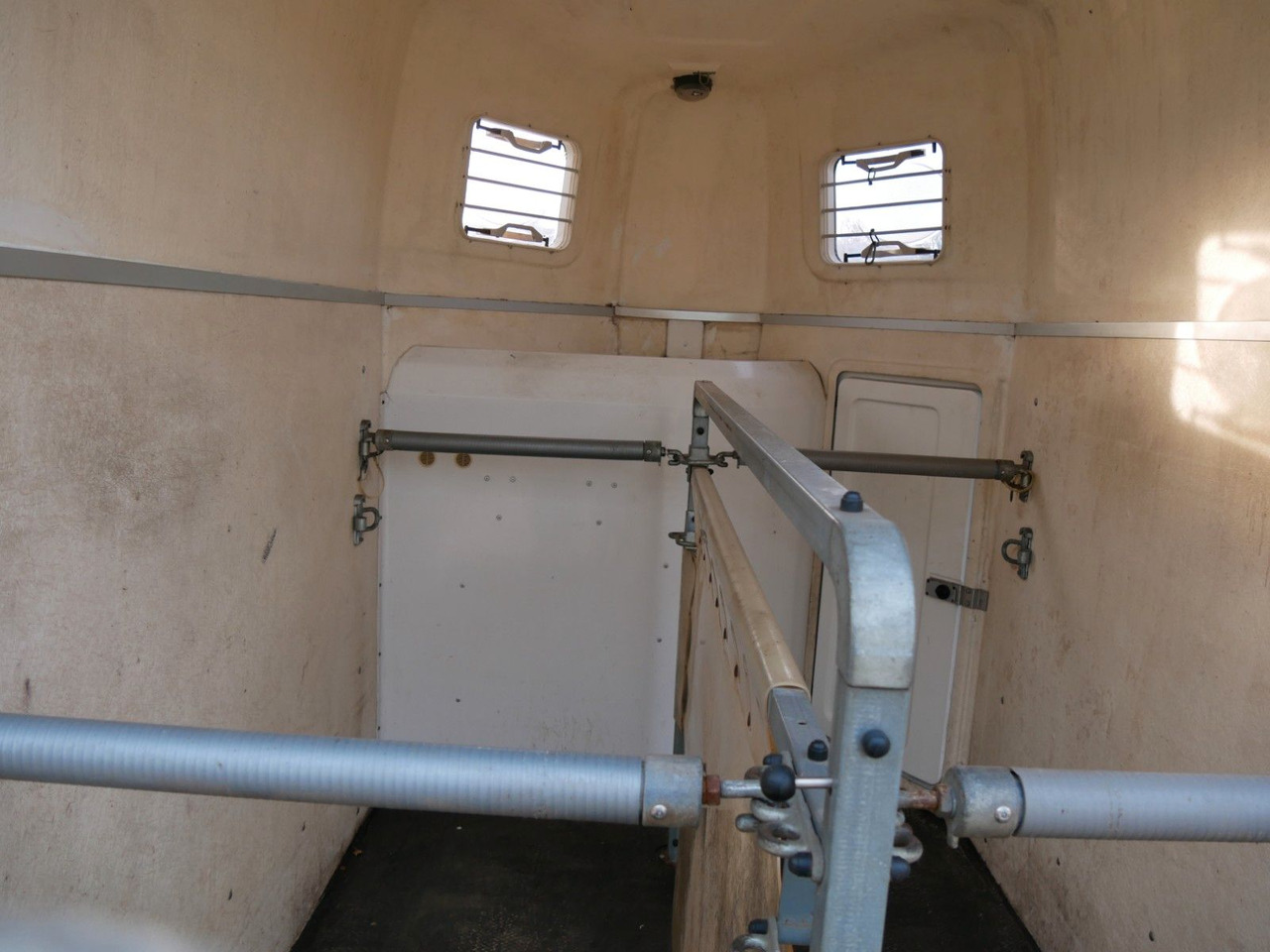 Humbaur Atis 2 Pferde Sattelkammer - Prikolica za prevoz stoke: slika 5 Humbaur Atis 2 Pferde Sattelkammer - Prikolica za prevoz stoke: slika 5