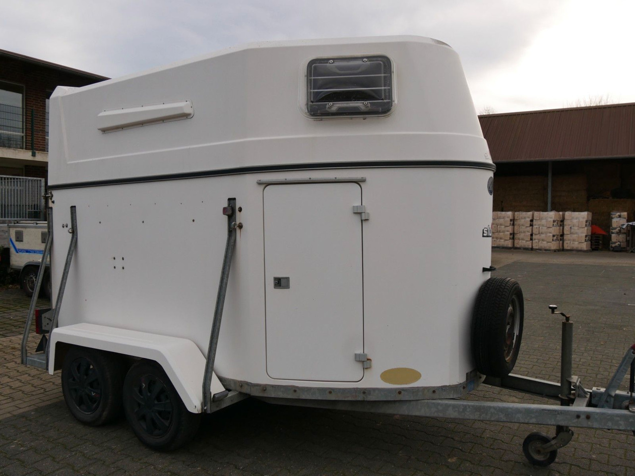 Sluis Vollpoly 2 Pferde mit Sattelkammer - Prikolica za prevoz stoke: slika 1 Sluis Vollpoly 2 Pferde mit Sattelkammer - Prikolica za prevoz stoke: slika 1