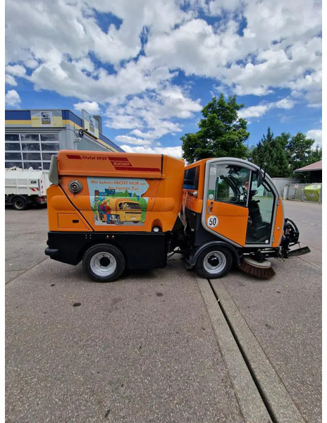 Bucher Kehrmaschine BUCHER-GUYER Kehrmaschine EG 4.500 kg Diesel Topzustand - Industrijska mašina za metenje: slika 2 Bucher Kehrmaschine BUCHER-GUYER Kehrmaschine EG 4.500 kg Diesel Topzustand - Industrijska mašina za metenje: slika 2