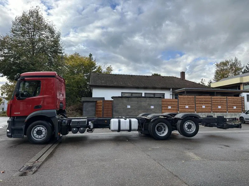 Mercedes-Benz 2532 LL 6x2 LANGES Fahrgestell Intarder Lenkachse - Kamion sa golom šasijom i zatvorenom kabinom: slika 2 Mercedes-Benz 2532 LL 6x2 LANGES Fahrgestell Intarder Lenkachse - Kamion sa golom šasijom i zatvorenom kabinom: slika 2